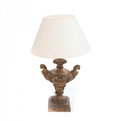 Monumentalna lampa z bogatą ornamentyką. Drewno rzezbione